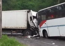 acidente entre caminhão e ônibus