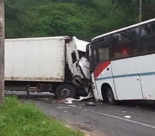 acidente entre caminhão e ônibus