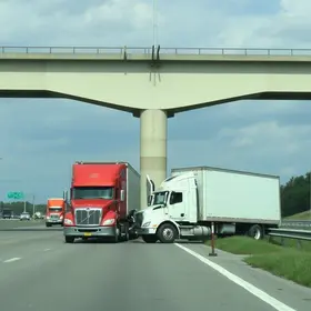 caminhão atinge pilar de viaduto na BR-232